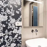 Guest house Three Toledo 4*