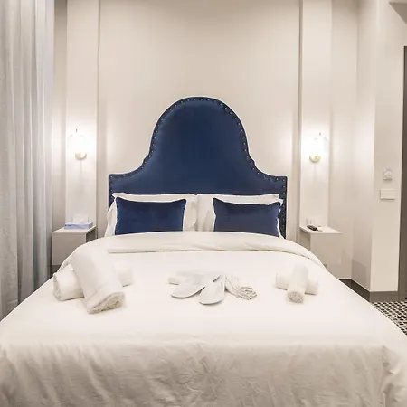 Guest house Three Toledo 4*